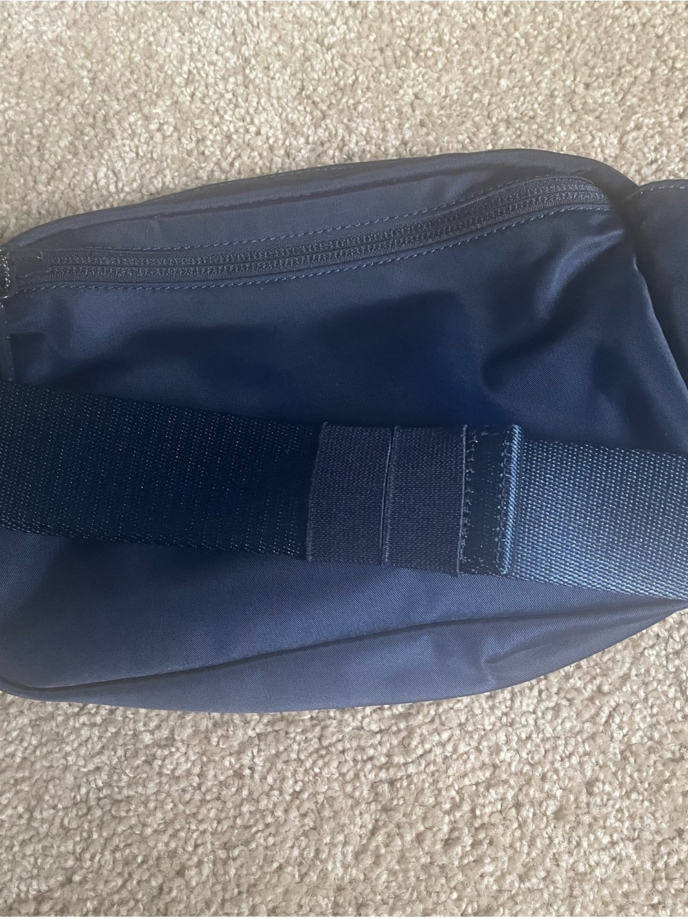 lululemon Everywhere Belt Bag in Navy Blue 2L - Picture 2 of 2